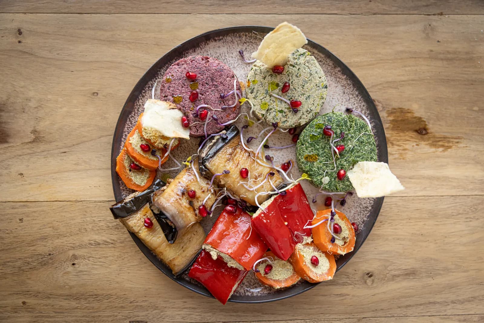 Pkhali-Platte mit Rote Bete, Spinat und Auberginenröllchen